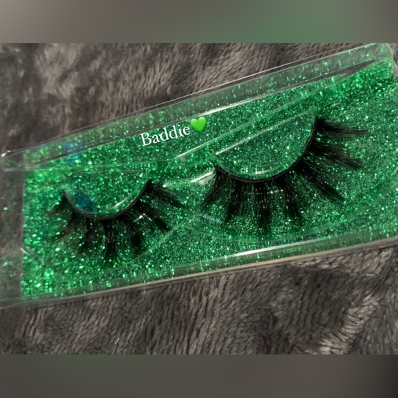 Lashes - Picture 11 of 11